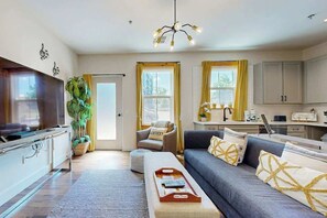 TV, fireplace, offices - Immaculate condo with patio, access to pool & outdoor lounge - near downtown (Nashville)