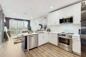 Fridge, microwave, oven, stovetop - Modern Muse downtown condo with private balcony, central AC, & rooftop lounge (Nashville)
