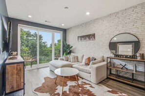 TV - Music City Condo・Mins to Broadway W Rooftop Lounge (Nashville)