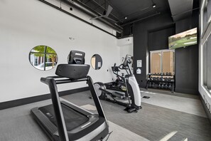 A gym with treadmills, elliptical machines, and weight equipment. - Music City Condo・Mins to Broadway W Rooftop Lounge (Nashville)