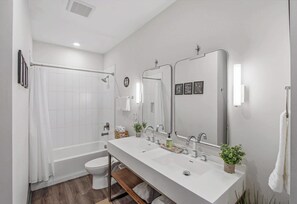 Shower, hair dryer, towels, shampoo - Music City Condo・Mins to Broadway W Rooftop Lounge (Nashville)