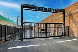 Property grounds - Luxe, historical condo home near downtown with W/D, pool, outdoor lounge & grill (Nashville)