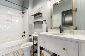 Shower, hair dryer, towels, shampoo - Luxe, historical condo home near downtown with W/D, pool, outdoor lounge & grill (Nashville)
