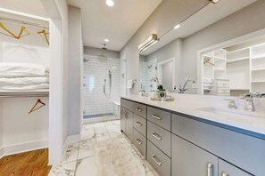 Shower, towels - Brand-New Spacious Modern House with Rooftop Deck & City Views (Nashville)