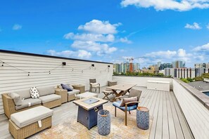 Outdoor dining - Brand-New Spacious Modern House with Rooftop Deck & City Views (Nashville)