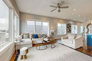 TV, fireplace, offices - Brand-New Spacious Modern House with Rooftop Deck & City Views (Nashville)