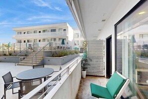 Outdoor dining - Ultramodern Condo in Luxury Complex with WiFi, Patio, Seasonal Pool, & W/D (Nashville)