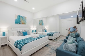 Iron/ironing board, WiFi, bed sheets - Ultramodern Condo in Luxury Complex with WiFi, Patio, Seasonal Pool, & WD (Nashville)