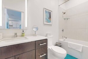 Shower, hair dryer, towels, shampoo - Ultramodern Condo in Luxury Complex with WiFi, Patio, Seasonal Pool, & W/D (Nashville)