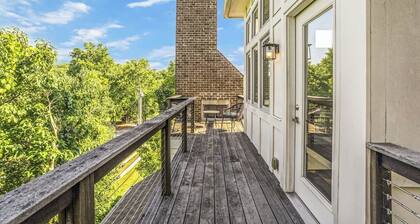 Recently-built all-suite with two porches, firepit, crow's nest, & widow's walk