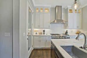 Fridge, microwave, oven, stovetop - Recently-built all-suite with two porches, firepit, crow's nest, & widow's walk (Franklin)