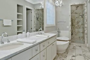 Shower, hair dryer, towels - Recently-built all-suite with two porches, firepit, crow's nest, & widow's walk (Franklin)