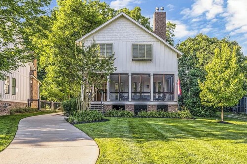 Recently-built all-suite with two porches, firepit, crow's nest, & widow's walk
