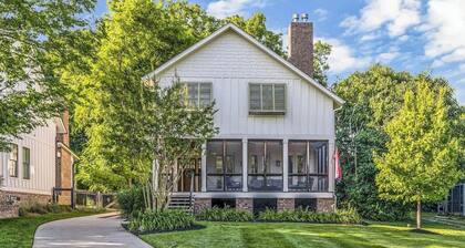 Recently-built all-suite with two porches, firepit, crow's nest, & widow's walk