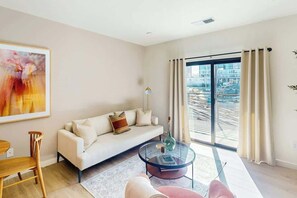 TV, offices - Centrally located condo with pool & gym access, balcony, W/D & Modern Interior (Nashville)