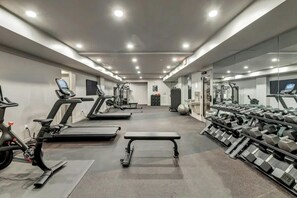 Fitness facility - Centrally located condo with pool & gym access, balcony, W/D & Modern Interior (Nashville)