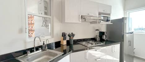 Refrigerador, microondas, cafetera y tetera y utensilios de cocina