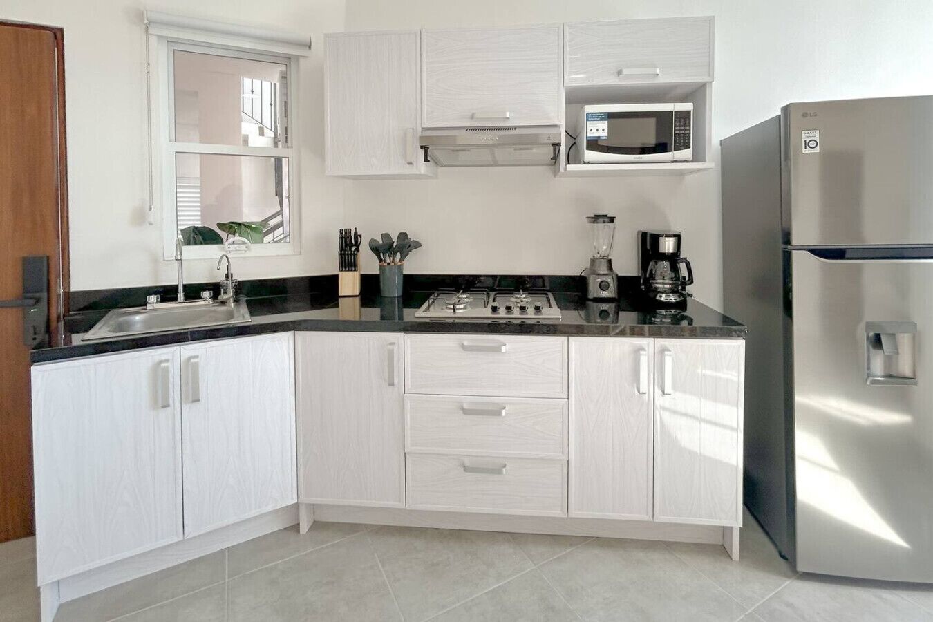 Refrigerador, microondas, cafetera y tetera y utensilios de cocina 