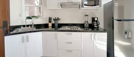 Refrigerador, microondas, cafetera y tetera y utensilios de cocina