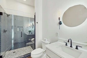 Shower, hair dryer, towels, shampoo - Dog-friendly condo with central AC & rooftop deck access - walk everywhere (Nashville)