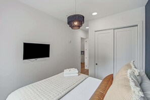 Iron/ironing board, WiFi, bed sheets - Dog-friendly condo with central AC & rooftop deck access - walk everywhere (Nashville)