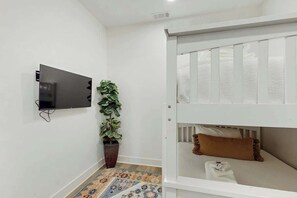 Iron/ironing board, WiFi, bed sheets - Dog-friendly condo with central AC & rooftop deck access - walk everywhere (Nashville)