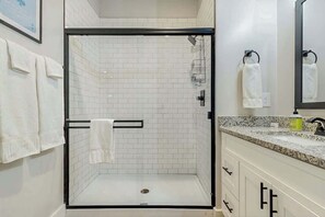 Shower, hair dryer, towels, shampoo - Cozy condo with streaming and cable TV, Wi-FI & great location (Nashville)