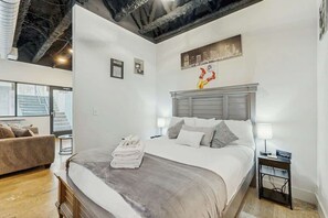 Desk, iron/ironing board, WiFi, bed sheets - Cozy condo with streaming and cable TV, Wi-FI & great location (Nashville)
