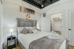 Desk, iron/ironing board, WiFi, bed sheets - Cozy condo with streaming and cable TV, Wi-FI & great location (Nashville)