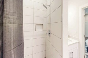 Shower, hair dryer, towels, shampoo - Downtown Nashville Condo (Nashville)