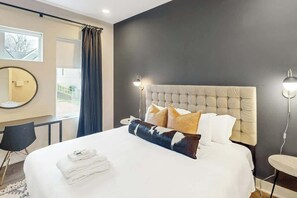 Desk, iron/ironing board, WiFi, bed sheets - Downtown Nashville Condo (Nashville)