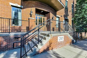 Exterior detail - West End Nashville Retreat, Near Vanderbilt & Park (Nashville)