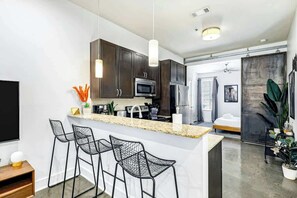 Fridge, microwave, oven, stovetop - West End Nashville Retreat, Near Vanderbilt & Park (Nashville)