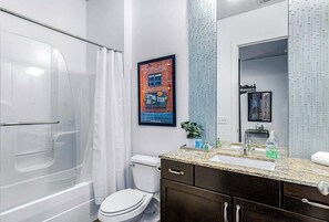 Shower, towels - West End Nashville Retreat, Near Vanderbilt & Park (Nashville)