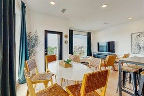 Dining - Luxe downtown condo on the waterfront - river-view balcony, fast WiFi & W/D (Nashville)