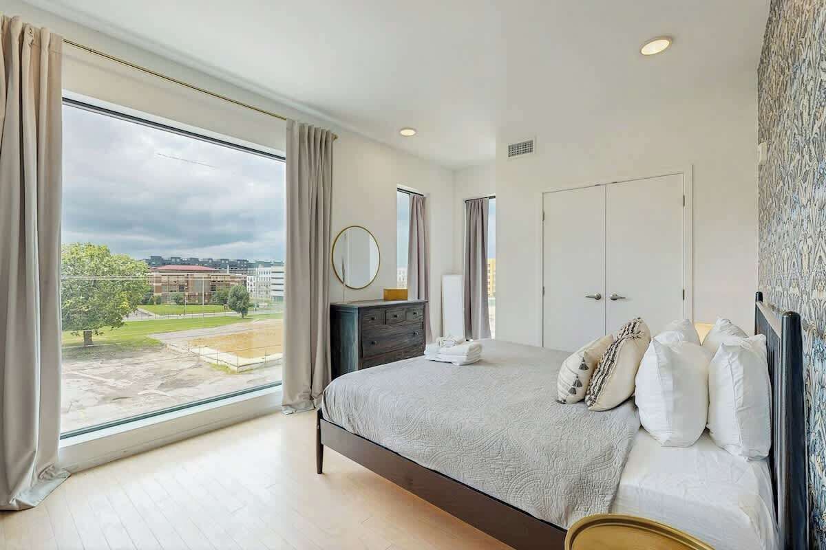 Desk, iron/ironing board, WiFi, bed sheets
