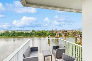 Property grounds - Luxe downtown condo on the waterfront - river-view balcony, fast WiFi & W/D (Nashville)