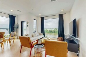 TV, offices - Luxe downtown condo on the waterfront - river-view balcony, fast WiFi & W/D (Nashville)