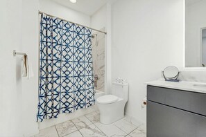 Shower, hair dryer, towels, shampoo - Luxe downtown condo on the waterfront - river-view balcony, fast WiFi & W/D (Nashville)