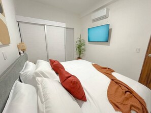 Een bureau, een strijkplank/strijkijzer, wifi