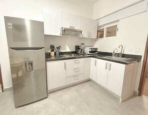 Fridge, microwave, coffee/tea maker, cookware/dishes/utensils - Estancia Cómoda en Centro Vallarta - 2 (Puerto Vallarta)