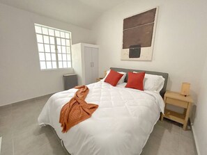 Een bureau, een strijkplank/strijkijzer, wifi