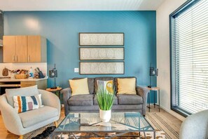 TV, offices - Modern condo near attractions with outdoor pool, balcony, central AC, and WiFi (Nashville)