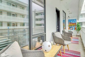 Property grounds - Modern condo near attractions with outdoor pool, balcony, central AC, and WiFi (Nashville)