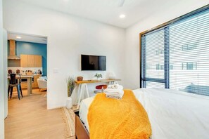 Iron/ironing board, WiFi, bed sheets - Modern condo near attractions with outdoor pool, balcony, central AC, and WiFi (Nashville)