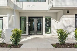 Exterior detail - Modern condo near attractions with outdoor pool, balcony, central AC, and WiFi (Nashville)