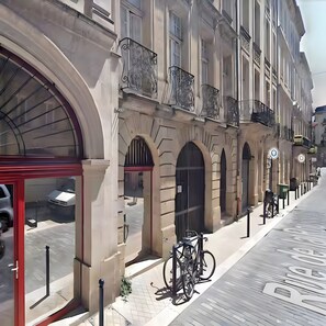 Exterior - Bordeaux Centre – Charming 1-Bedroom Apartment with Wi-Fi (Bordeaux)