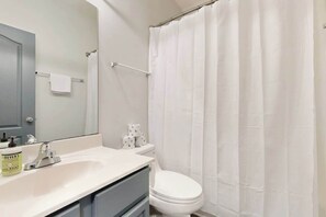Shower, hair dryer, towels, shampoo - Quiet Residential Hideaway w/ Big Backyard - Near Grand Ole Opry (Nashville)