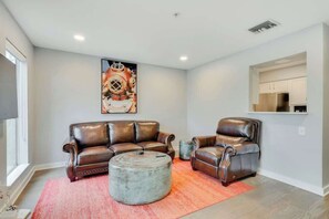 TV, offices - The Cumberland Condo - Pool, Riverfront, 1 Mile to Broadway, Walk to Germantown (Nashville)