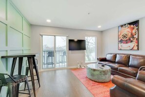 TV, offices - The Cumberland Condo - Pool, Riverfront, 1 Mile to Broadway, Walk to Germantown (Nashville)
